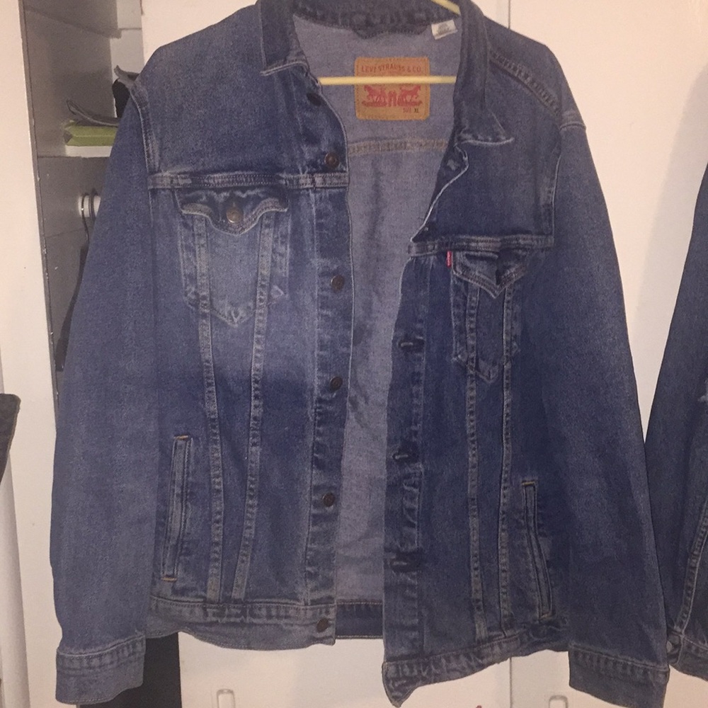 I’m selling an authentic Levi’s denim jacket